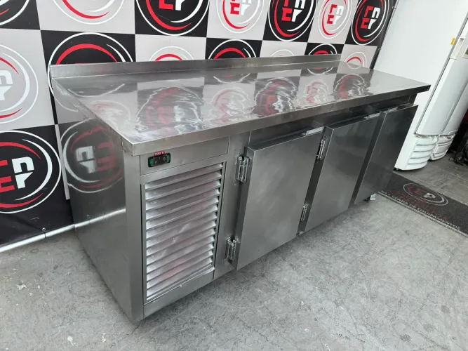 VENDO UM BALCÃO REFRIGERADO 3 PORTAS USADO