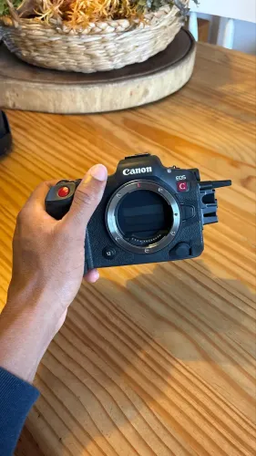 Canon EOS R5 C - Cinema 8K + 2 Baterias LP-E6P (Nativa RF) - Impecável