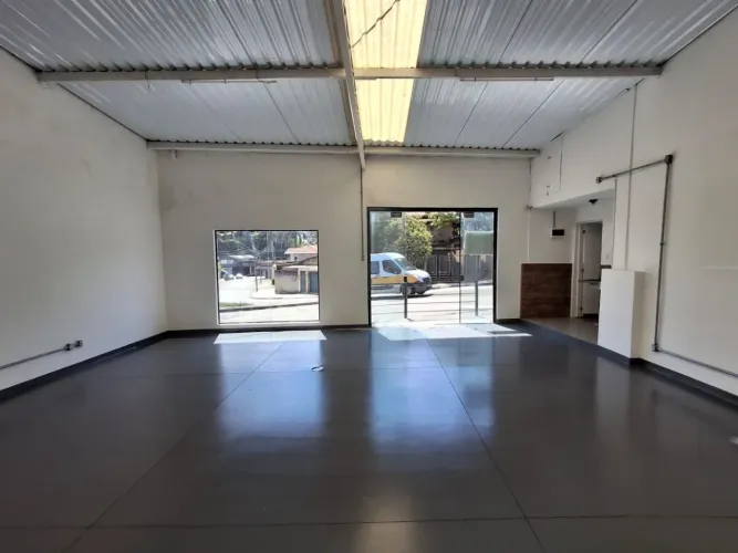 Salão Comercial para Locação em Sousas - Vão Livre - Vitrine em Vidro