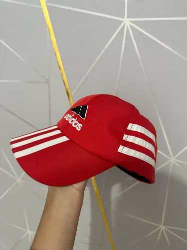 Boné adidas vermelho