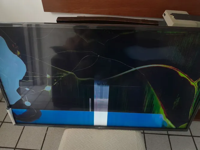 Televisão LG 43' retirada de peças