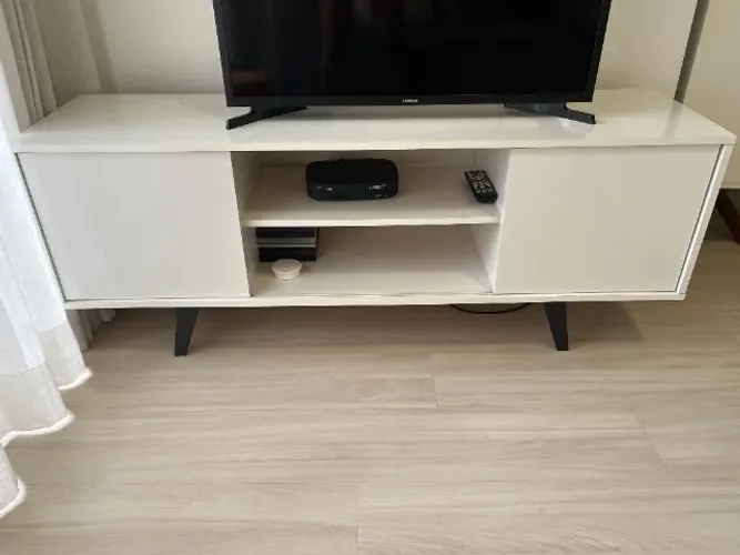 Rack branco para TV - 136 x 36 cm
