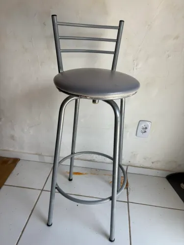 Banqueta metálica alta