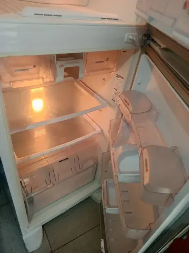 Geladeira Brastemp, funcionando perfeitamente com garantia de 90 dias.
