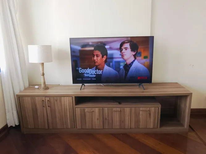 Rack para TV Grande de Até 75" - Amadeirado com 3 Gavetas e Portas (Ótimo Estado!)