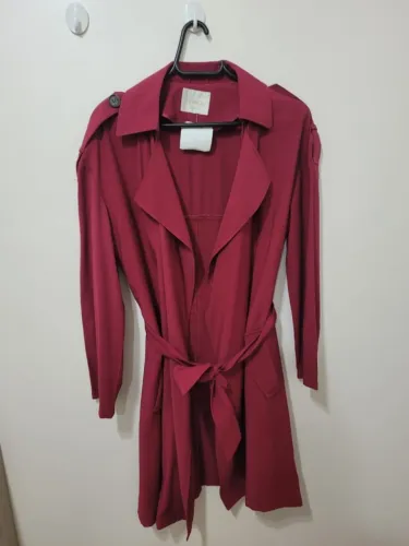 Casaco trench alongado - cor vinho/bordo