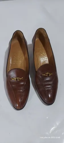 Sapato marrom , couro Italiano, marca Bruno Magri, com detalhe ferradura