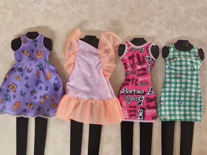 Lote 4 vestidos para Barbie ou boneca similar