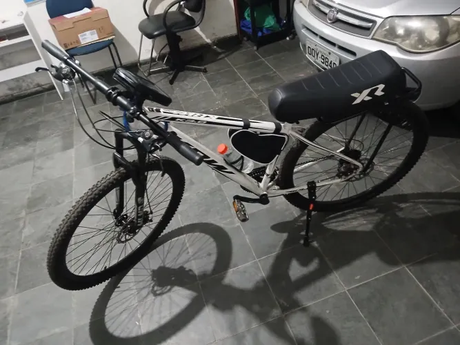 Bicicleta aro 29 branca, banco mobilete
