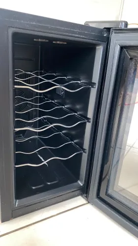 VENDE-SE ADEGA DE VINHOS SEMINOVA 