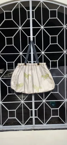 Linda bolsa de tecido com tule