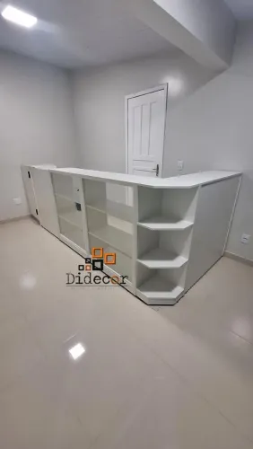 Balcão vitrine com porta