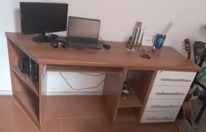 Escrivaninha madeira de qualidade , linda sem avarias.