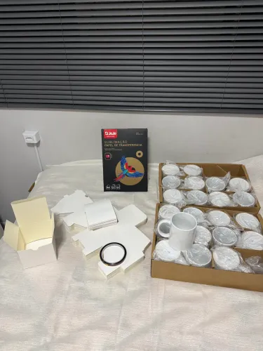 Kit com 22 canecas de cerâmica LIVE de 325ml + 90 caixas para caneca + BRINDE