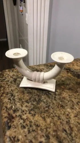 Castiçal de porcelana com acabamento em craquelê