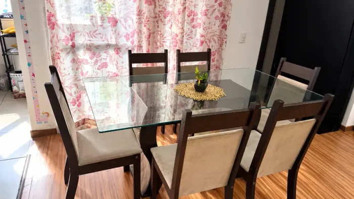MESA COMEDOR DE 6 CADEIRAS EM BOM ESTADO