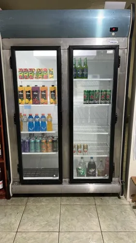 Vende esse kit de distribuidora , 2 freezer + 1 expositor de mercadorias