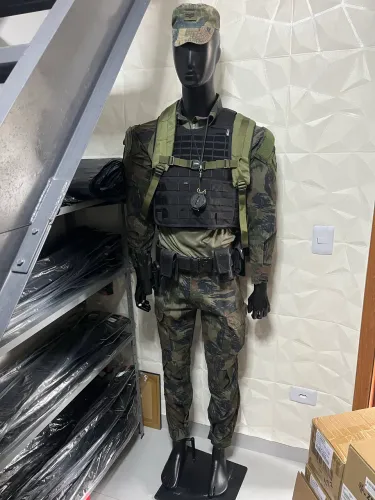 Manequim Preto homem - Um em pé e o outro sentado 