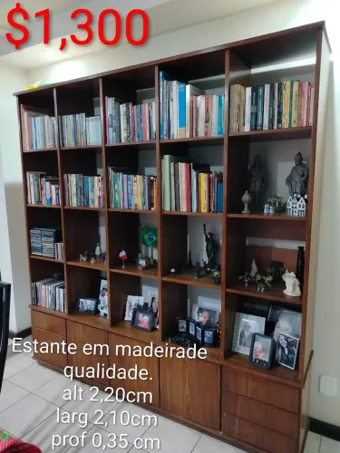 Estante em madeira nobre