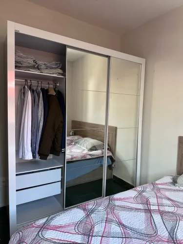 Guarda-roupas novinho e lindo com espelho