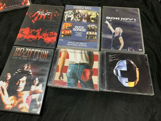 Lote de dvds e cds.
