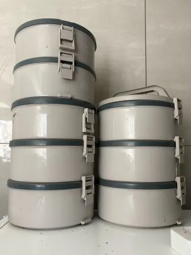 marmitas/marmiteiras empilháveis da Tekcor/Texcor, de plástico resistente, com presilhas.