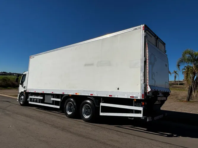 VOLVO VM 270 TRUCK CÂMARA FRIA