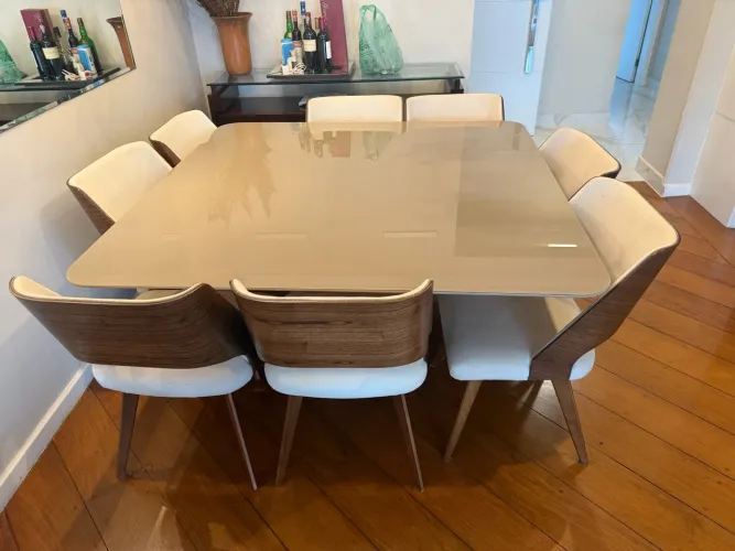 Mesa com 8 cadeiras