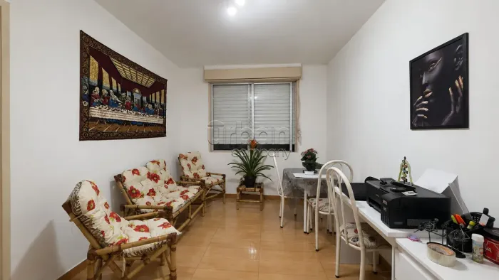 Apartamento com 02 quartos, sala ampla, condominio de baixo custo mensal, com ótima locali