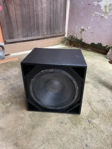Caixa de som subwoofer 