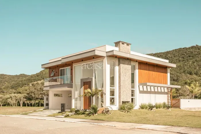 CASA DE ALTO PADRÃO EM CONDOMÍNIO FECHADO EM FLORIANÓPOLIS
