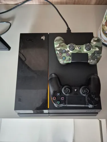 Ps4 FAT 500gb + 2 controles