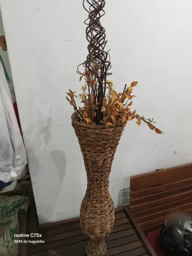 Vaso decorativo de chão em fibra natural