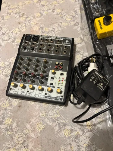 Mesa de Som Behringer Xenyx 802 6 canais com Phantom Power
