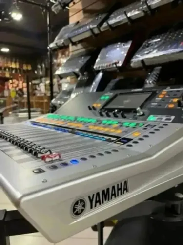 Mesa de Som Yamaha TF5 32 Canais