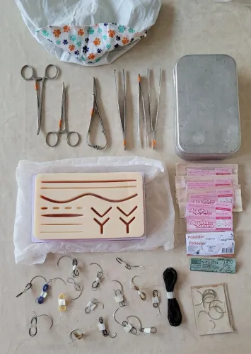 Kit de Treinamento de Sutura Completo + Instrumentais + Fios (Uso Acadêmico)