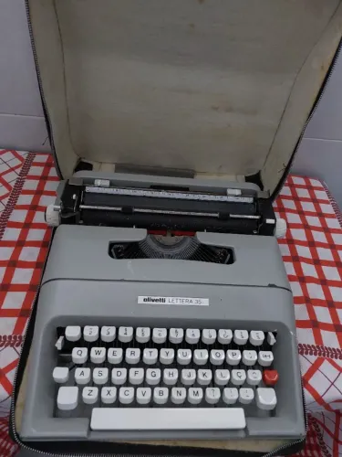Máquina de escrever Olivetti Lettera 35