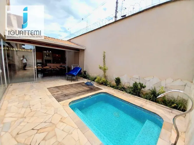 Charmoso Sobrado em Condomínio Fechado na Zona Sul - 3 Quartos, Piscina e Varanda com Chur