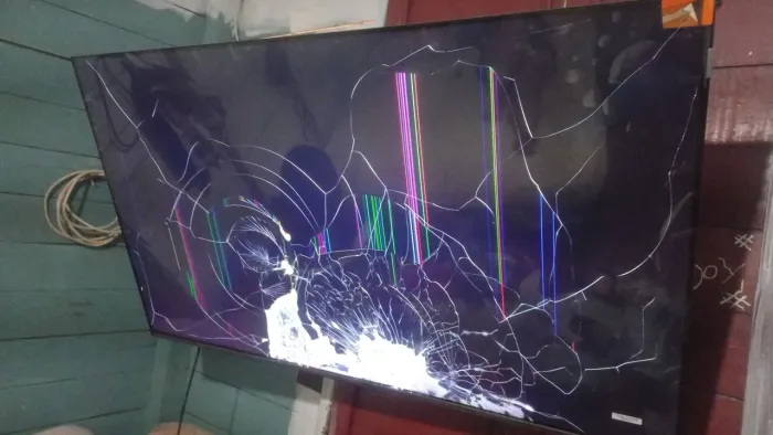 Tv TCL 50 polegadas quebrada pra venda!  Contato: * 