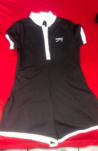 Vendo macacão preto com detalhes brancos