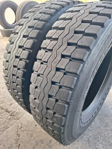 Pneus 275 80 22.5 (reformados)