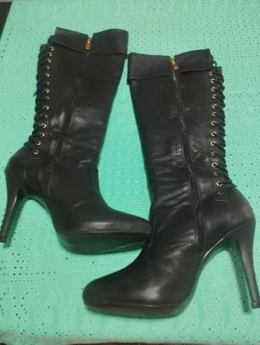 Bota de couro preta marca Only na bota o tamanho tá 38 mas calça 37 confortávelmente.