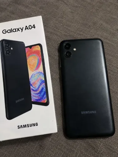 Vendo celular Samsung a04 semi novo em perfeito estado funcionando tudo preto