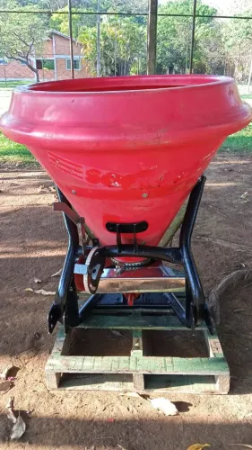 Adubadeira nogueira 400 kl.
