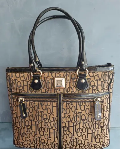Bolsa Victor Hugo com detalhes pretos