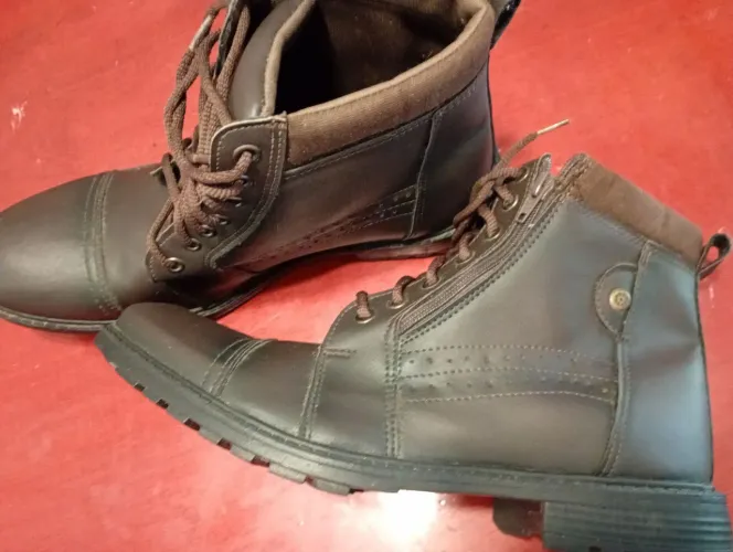 Bota masculina pouquíssimo uso. Semi-nova, solado novo (veja a foto).