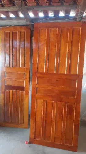 Portas envernizadas