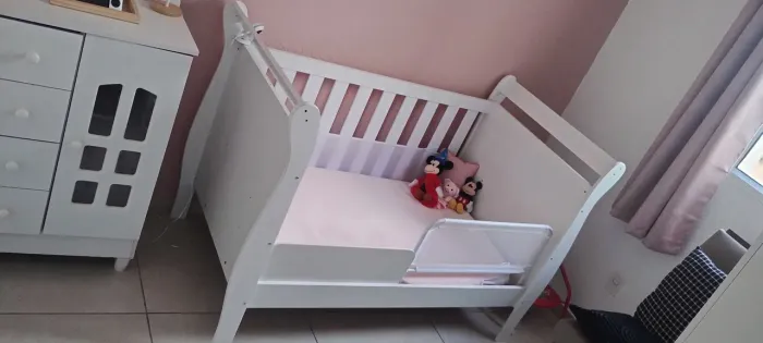 Berço que vira mini cama + Colchão