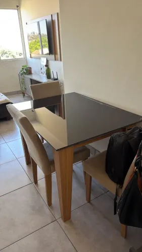 Mesa de jantar 4 cadeiras e 1 hack de televisão 