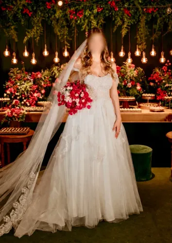 Vestido de Noiva Off White com Véu Bordado Longo + Anágua